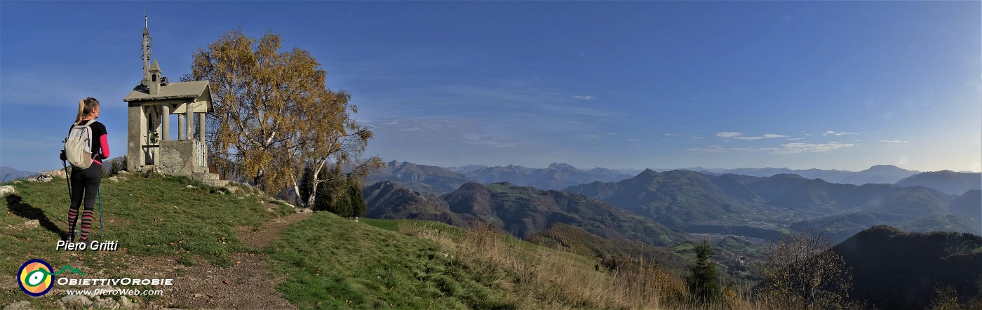 32 Vista panoramica verso la Valle Seriana dalla Madonnina della neve in vetta al Monte Poieto (1360 m).jpg